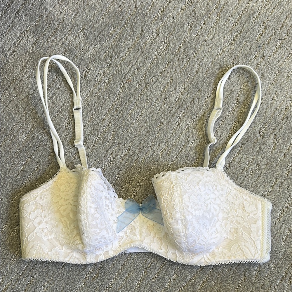 B.tempt’d by Wacoal Elegant White Lace Bra with Blue Accent Size 32C